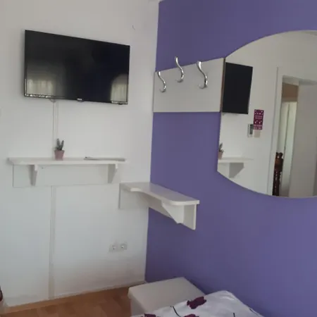 Mirror Hostel *