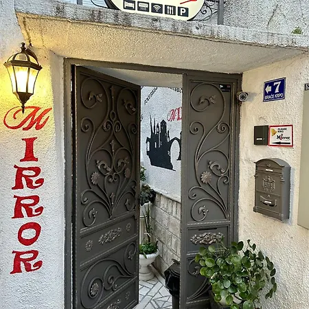 Mirror Hostel *